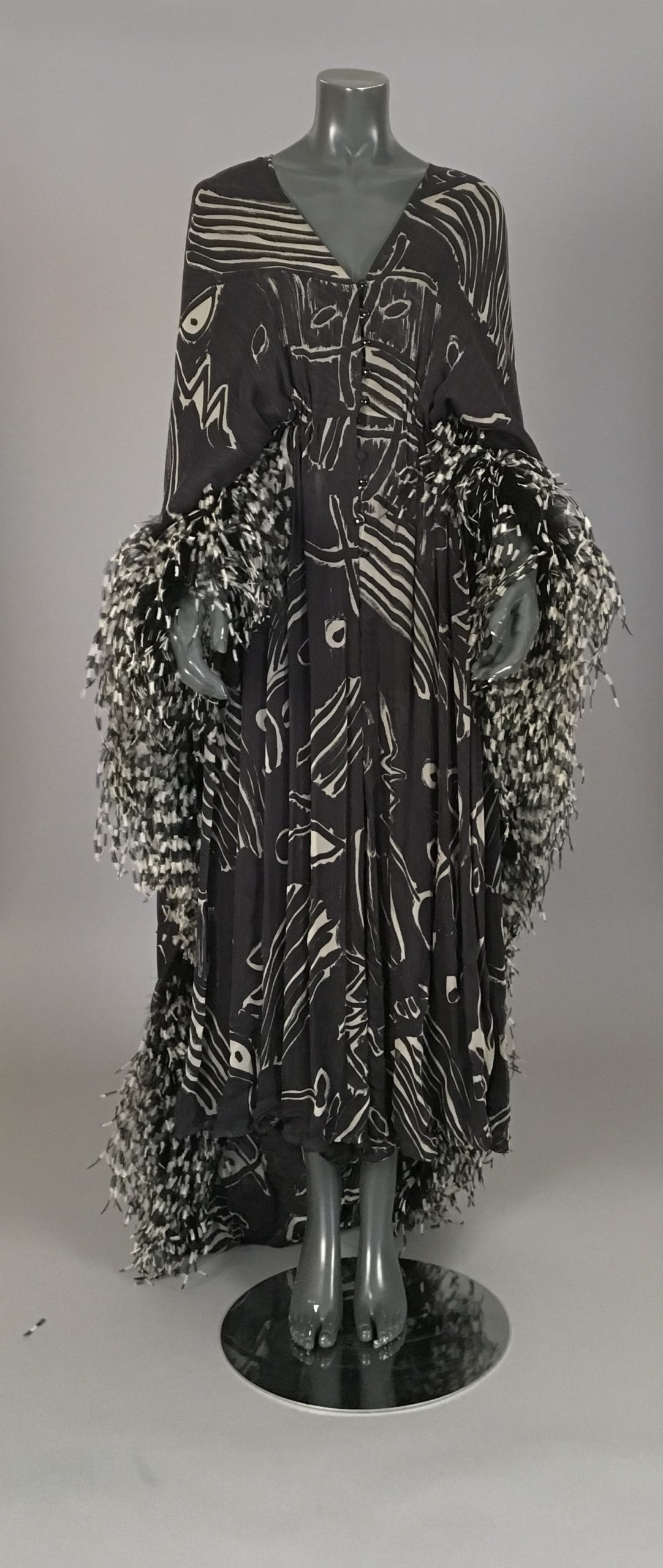 4 L FERAUD Black kaftan with abstract white patterns, and ruffled hem at sleeves.