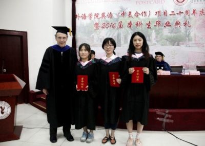 Dr. Howard Kleinmann with students in the China Program